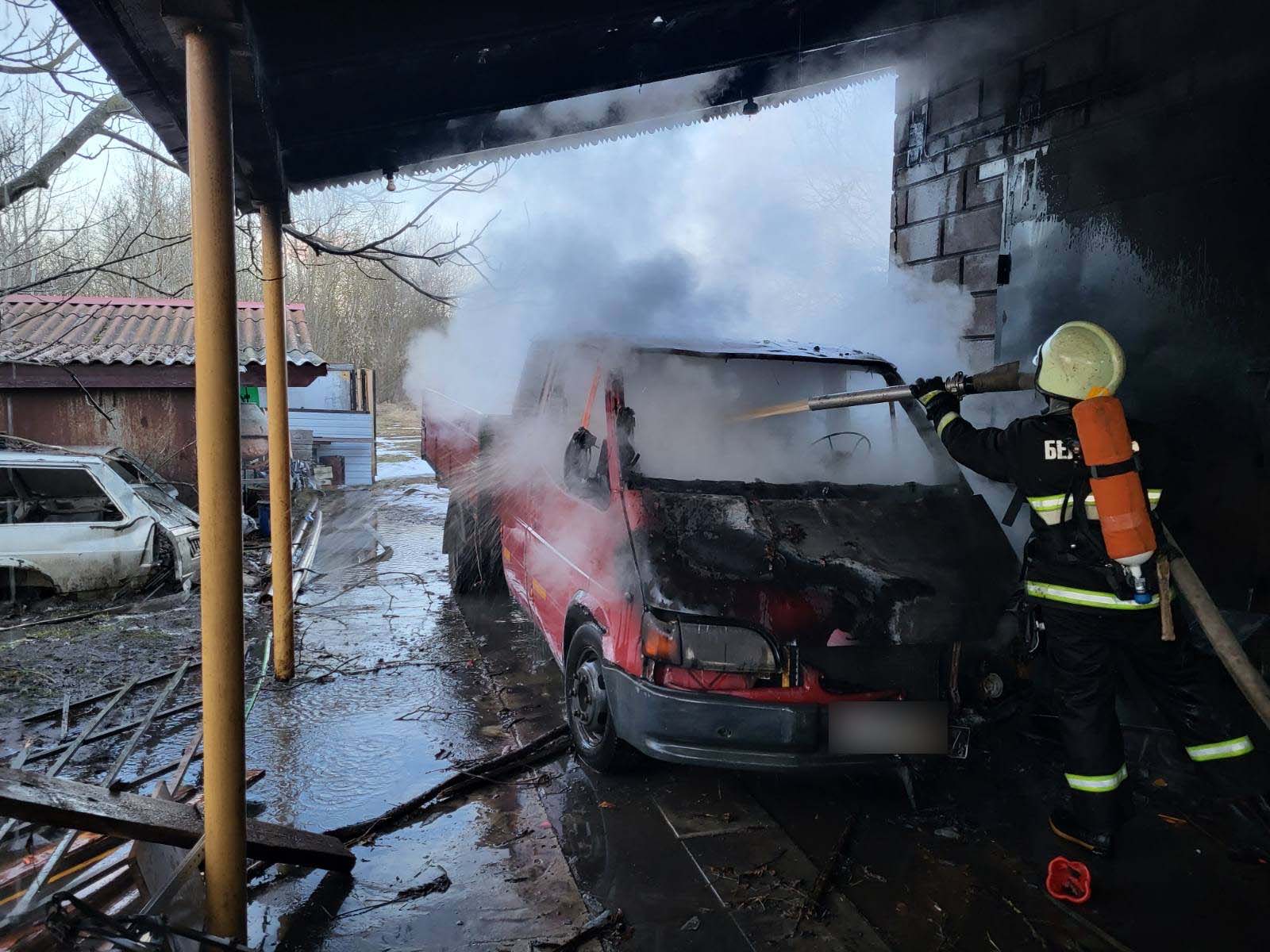 В Лидском районе горел автомобиль: спасатели оперативно ликвидировали пожар