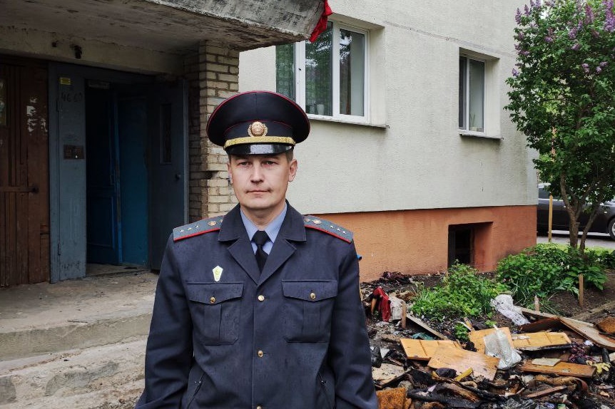 Сотрудник МВД и работники МЧС в Витебске на пожаре спасли мать и сына 