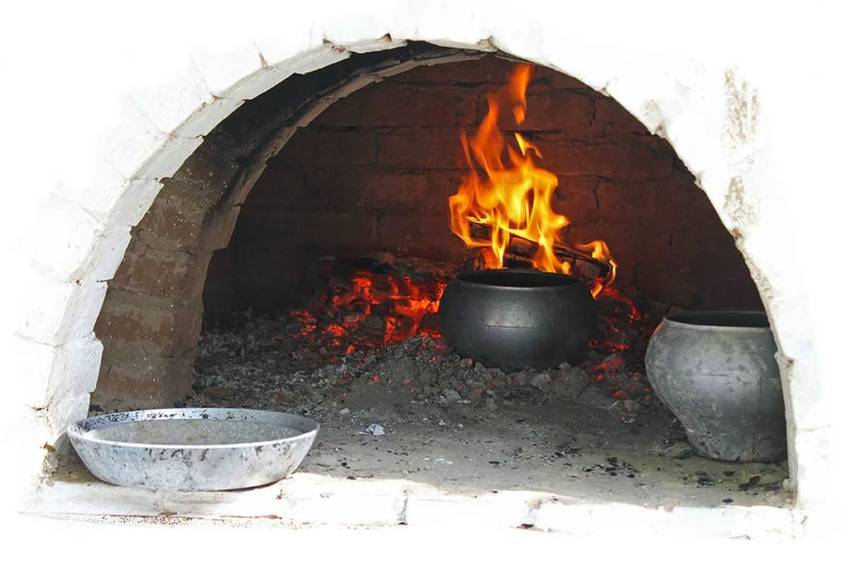 Огонь в русской печи. Очаг русской печи. Топка русской печи.