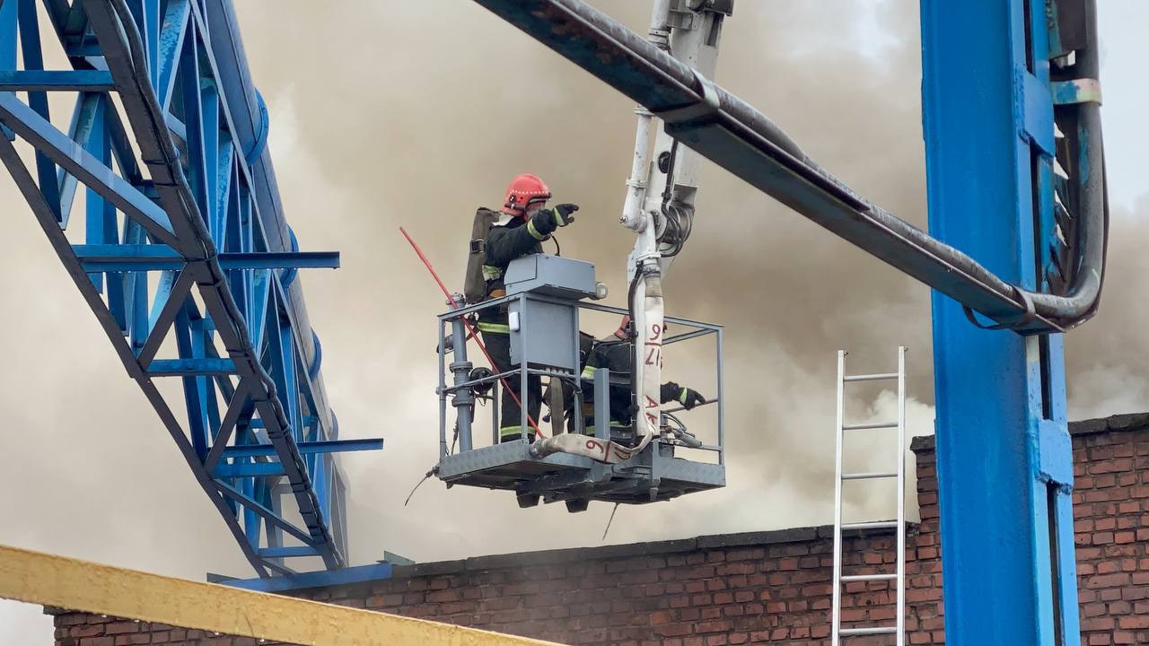 Работники МЧС ликвидировали пожар на кровле цеха в Минске