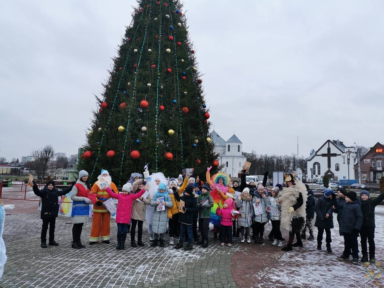 Где будет проходить елка. Ёлка в городе Видное. Елка города Цивильск. Елка города майского. Город светлый елка.