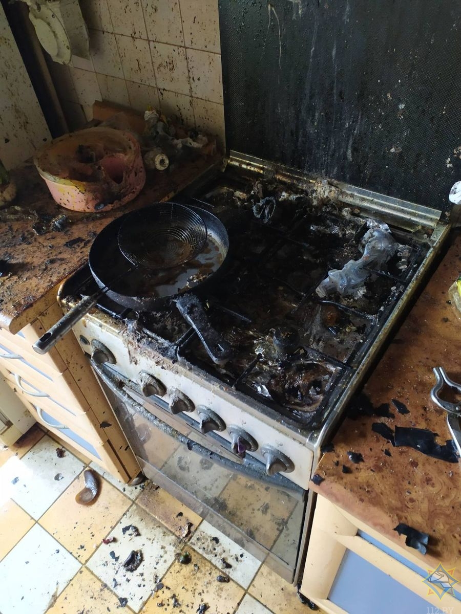 Горит масло на сковороде. Электроплита сгорела. Сгоревшая плита. Сгоревшая кухонная плита. Газовая плита сгорела.