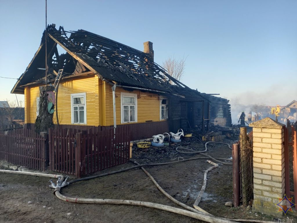 Пожар под Щучином повредил три строения
