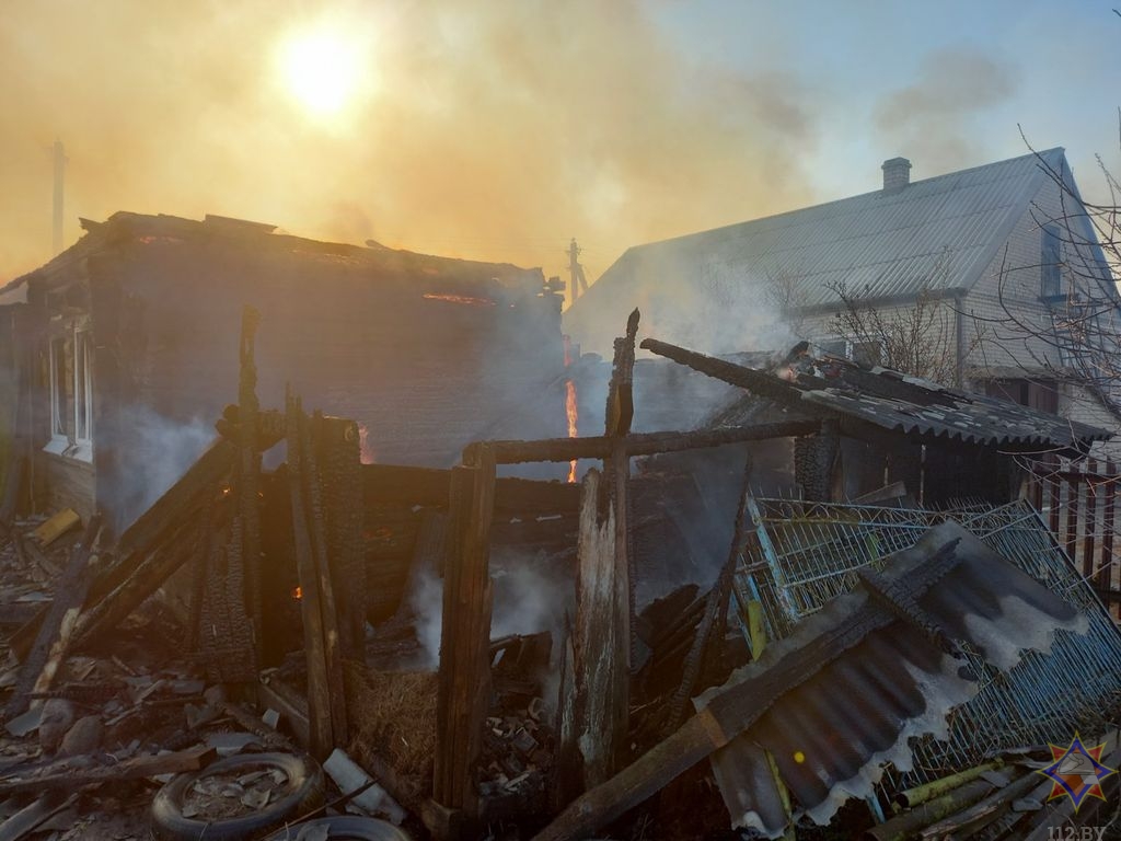 Пожар под Щучином повредил три строения